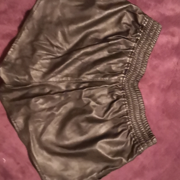 Faux leather shorts - Picture 3 of 4